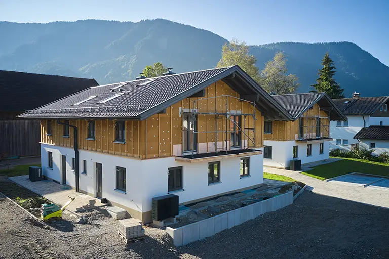 Moderne Doppelhaushälfte im Chalet Stil in Ohlstadt