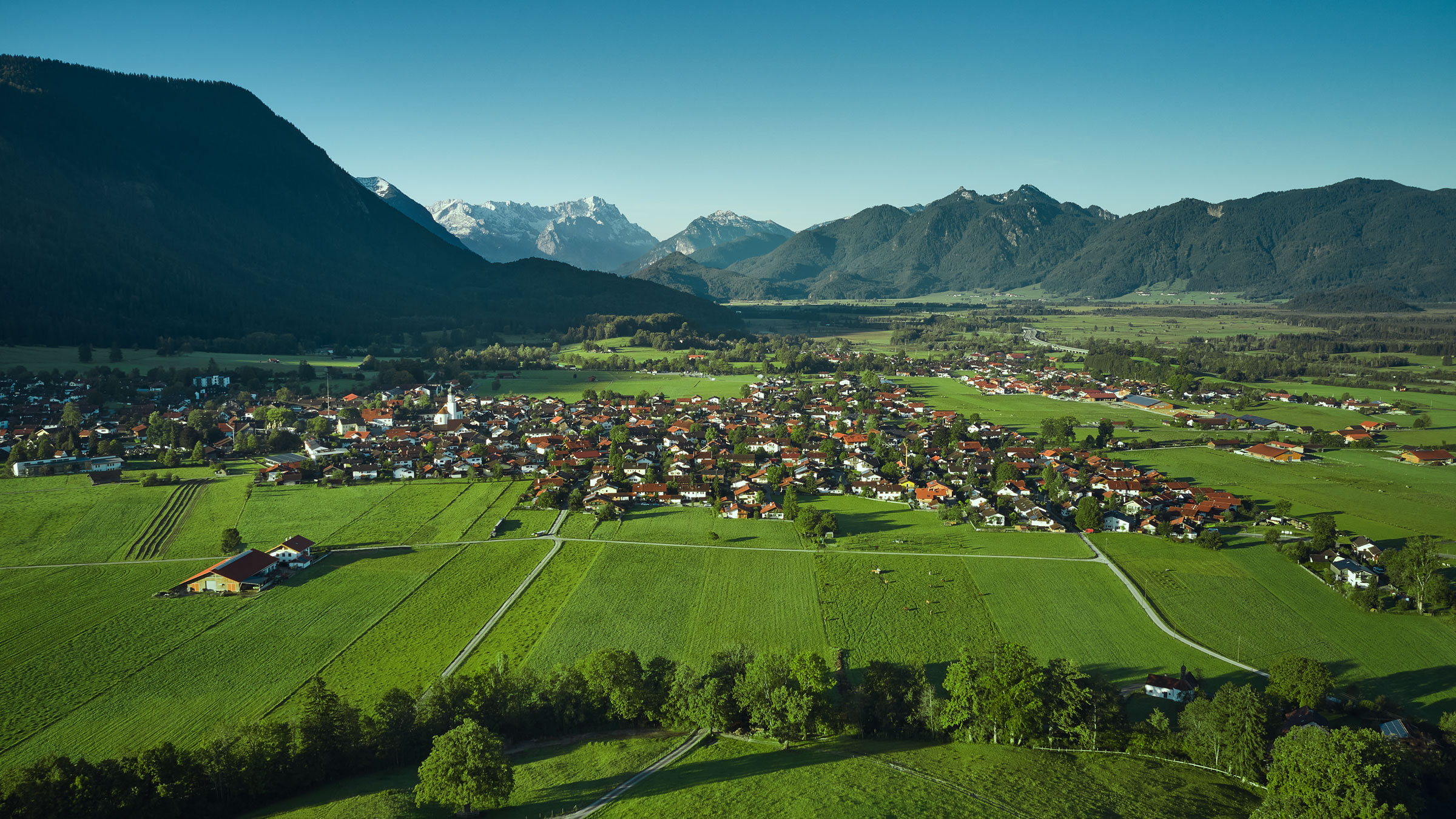 Blick auf Ohlstadt mit Bergwelt